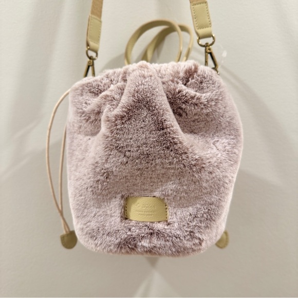 Japanese Chic Faux Fur Bucket Bag with Tan Straps - Picture 6 of 8